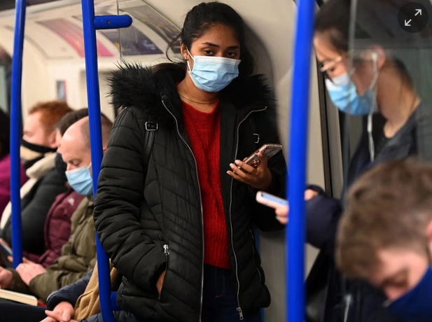People urged to wear masks when they are ill as UK faces ‘tidal wave’ of flu